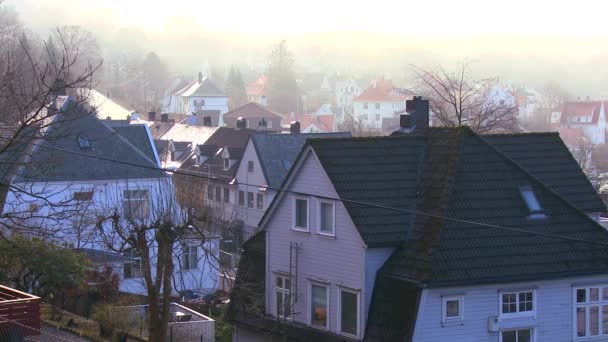 Een woonstraat in Bergen — Stockvideo