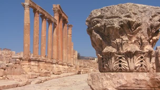 Ρωμαϊκό δρόμο μέσα από τα ερείπια της Jerash — Αρχείο Βίντεο