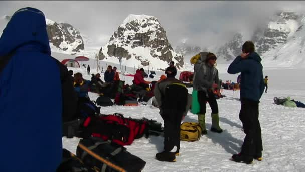 Escaladores preparándose para escalar — Vídeo de stock