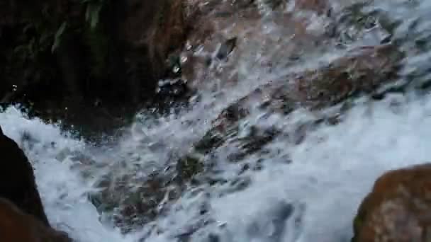 Blick hinunter zum Wasserfall — Stockvideo