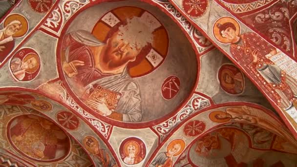 Tetos pintados cristãos em uma caverna — Vídeo de Stock