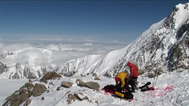 Alpinistas se preparando para subir à frente — Vídeo de Stock