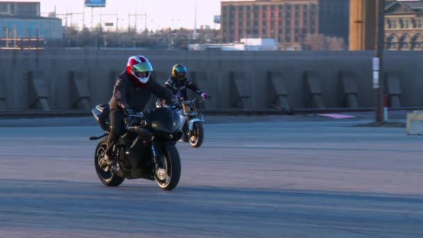 Renners uitvoeren stunts op motorfietsen — Stockvideo