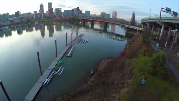 Lungomare e il fiume Willamette a Portland — Video Stock