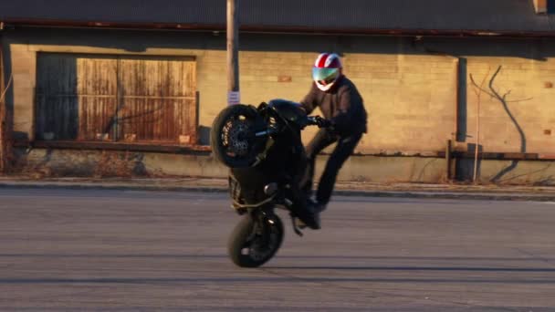 Um piloto realizar acrobacias em uma motocicleta — Vídeo de Stock