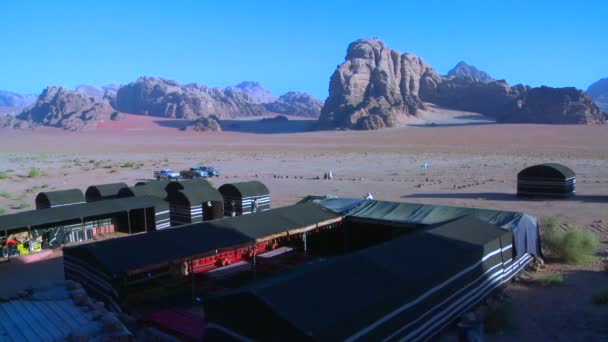 Grande acampamento beduíno em Wadi Rum, Jordânia . — Vídeo de Stock