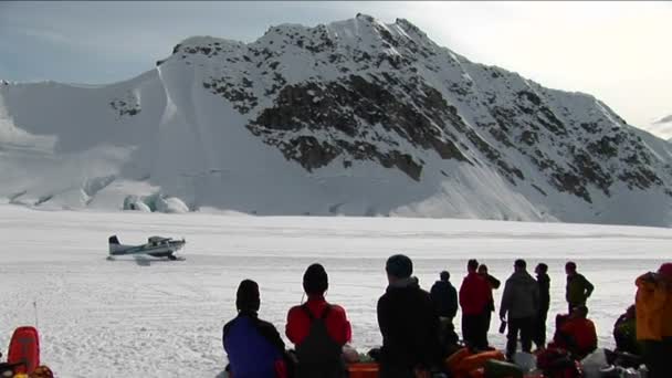 Avión despegando del glaciar — Vídeo de stock