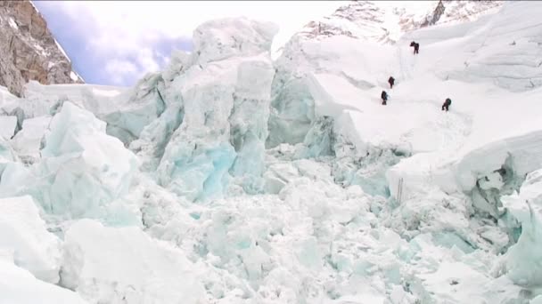 Альпинисты, затмеваемые ледяными формациями — стоковое видео