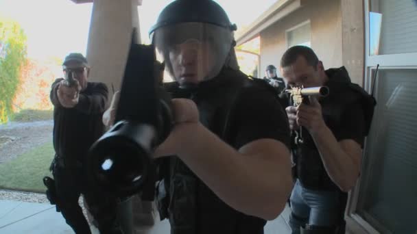 Agents effectuer un raid sur la drogue — Video