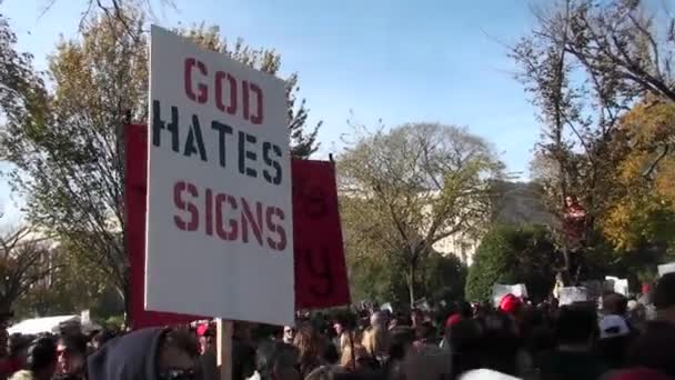 Een teken ironisch genoeg verkondigt dat God tekenen haat — Stockvideo