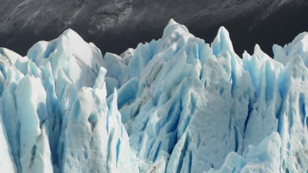 Gletscher stehen vor schroffen Bergen — Stockvideo