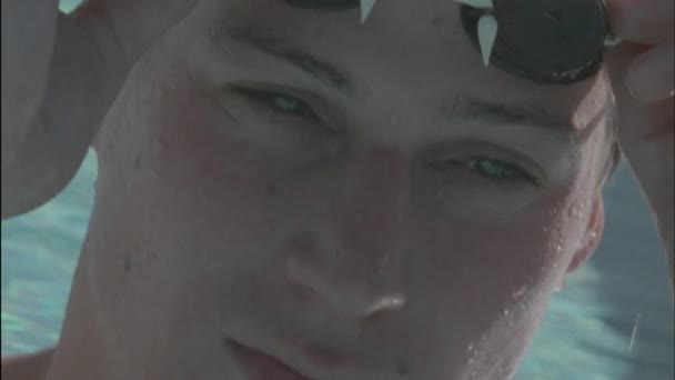 Schwimmerin bewegt ihre Brille — Stockvideo