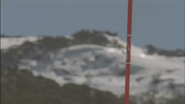 Skiër uitgevoerd een afdaling cursus — Stockvideo