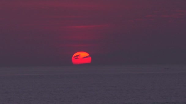 Sol cuelga bajo en el cielo — Vídeos de Stock