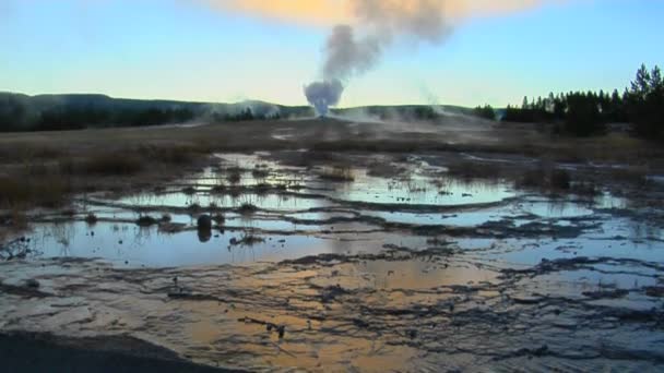 Горячая вода течет из вулканического гейзера — стоковое видео