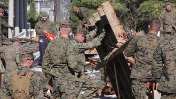 Αναζήτηση στρατεύματα μέσα από ερειπωμένα σπίτια — Αρχείο Βίντεο