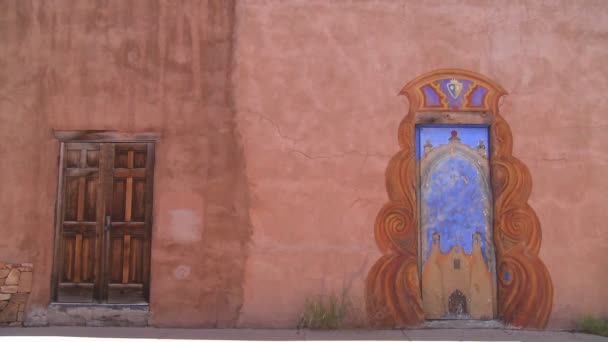 Geschilderde adobe deuren in Santa Fe — Stockvideo