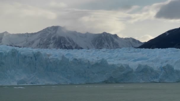 Moln över en glaciär — Stockvideo