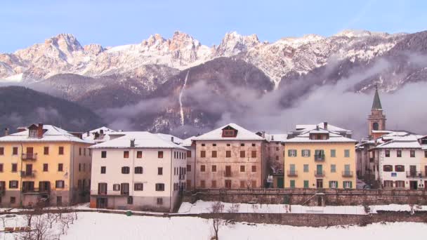 Verschneites Dorf in den Alpen — Stockvideo