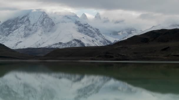 Torres Del Paine doruklarına önünde göl — Stok video