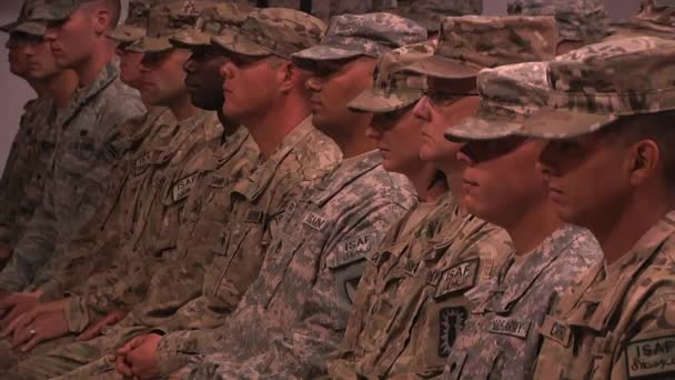 Le truppe salutano il generale Petraeus in Afghanistan . — Video Stock