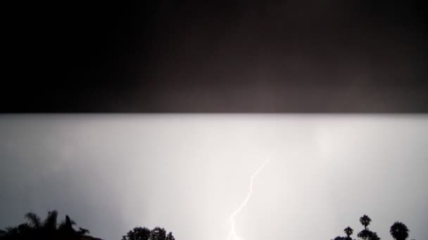 Colpi di fulmine durante un temporale — Video Stock