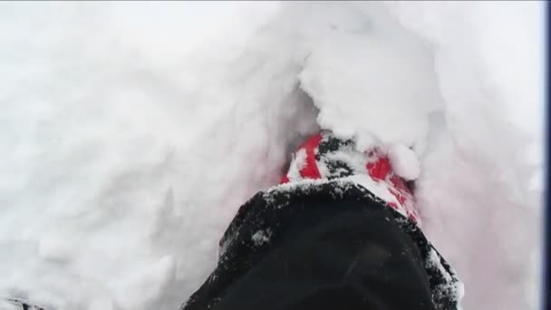 Bergsteiger wandert durch tiefen Schnee — Stockvideo