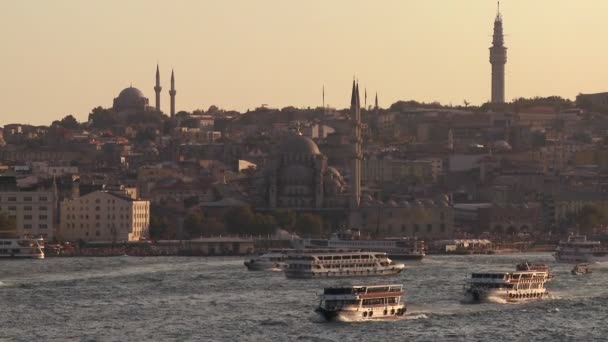 Човни перетнути зайнятий Босфор — стокове відео