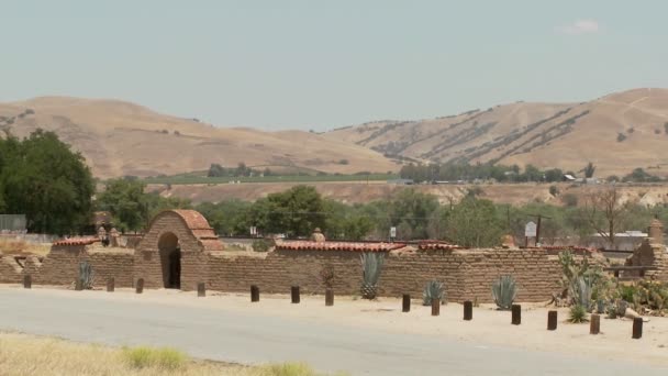 Un train Amtrak passe devant une mission californienne — Video