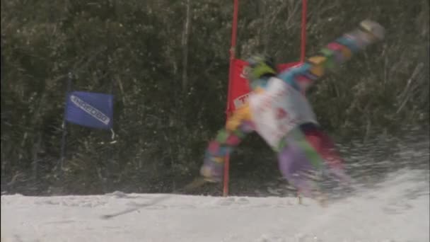 Ein Skifahrer fährt Ski — Stockvideo