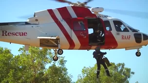 Helicóptero de busca e resgate realiza manobras — Vídeo de Stock