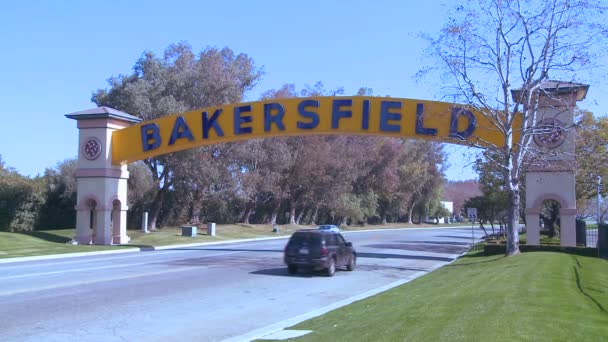 Автомобили едут в Бейкерсфилд — стоковое видео