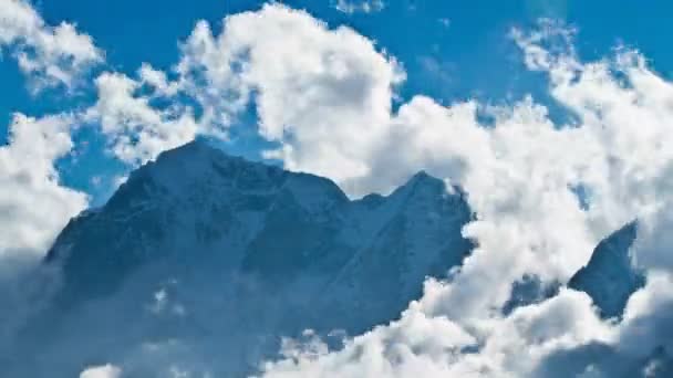 Gipfel des schneebedeckten Berges — Stockvideo