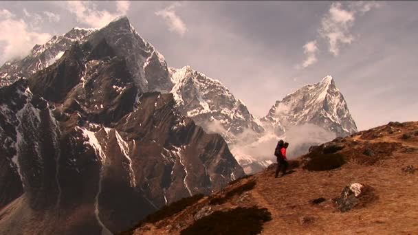 Man onder leiding van trail pieken — Stockvideo