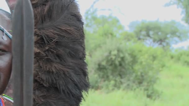 Tam headdress yüzüne Masai savaşçı — Stok video