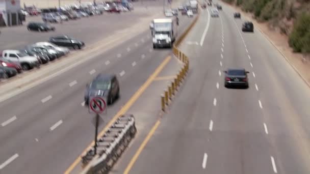 Car driving on Highway 101 to reveal the Santa Monica beach — Stock Video