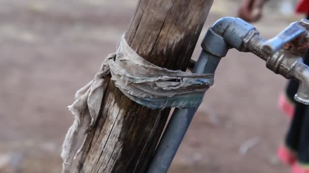 Dorfbewohner bekommen eine Tasse Wasser — Stockvideo