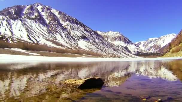 美丽的高山湖的水 — 图库视频影像