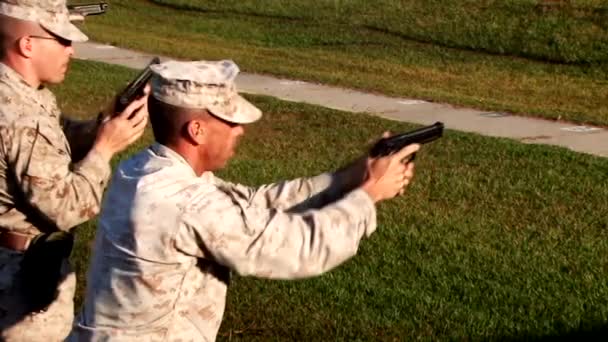 Mariniers schieten op een schietbaan. — Stockvideo