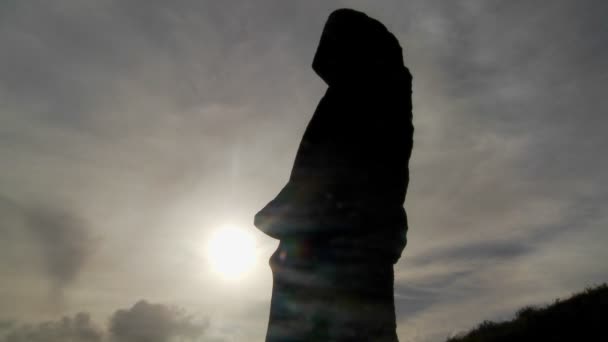 Облака движутся за статуей острова Пасхи — стоковое видео
