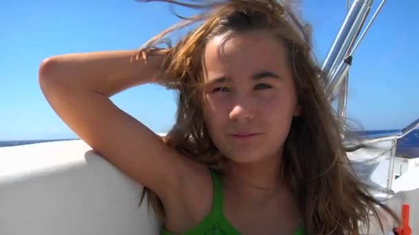Fiatal lány élvezi a szél — Stock videók