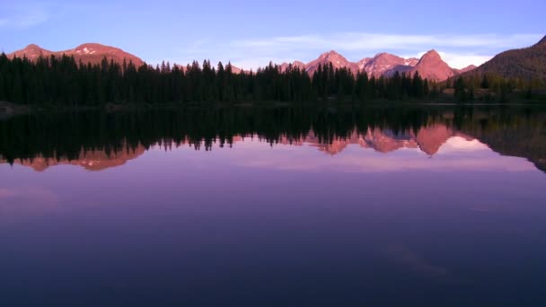 Βουνά που αντανακλάται σε μια αλπική λίμνη — Αρχείο Βίντεο