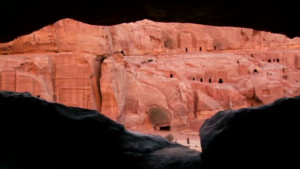 Una vista desde los marcos de una cueva — Vídeos de Stock