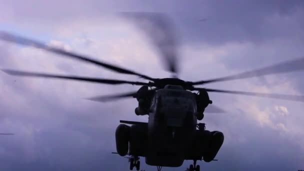 Super Stallion helicopter transports troops — Stock Video
