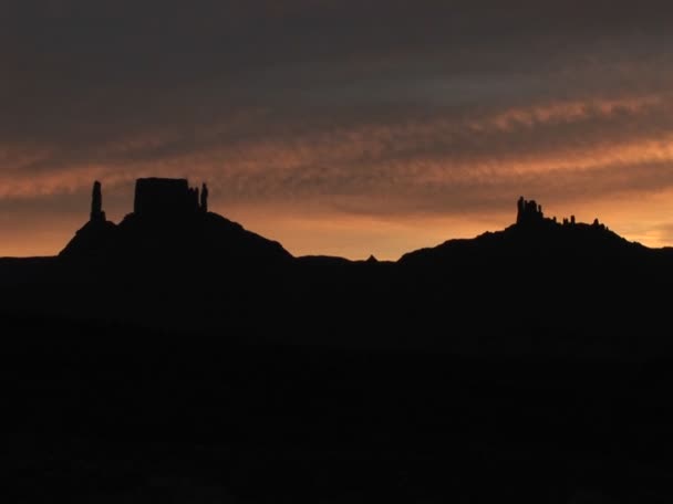 Horizonte de buttes do deserto e formações rochosas — Vídeo de Stock