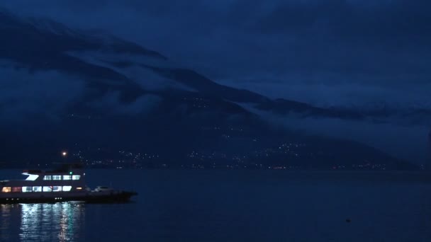 Barco cruza lago à noite — Vídeo de Stock