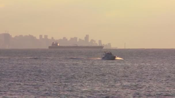 ベイルートの海岸沖で貨物船 — ストック動画