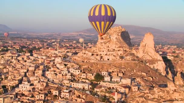 Globos de aire caliente volando sobre Capadocia — Vídeo de stock