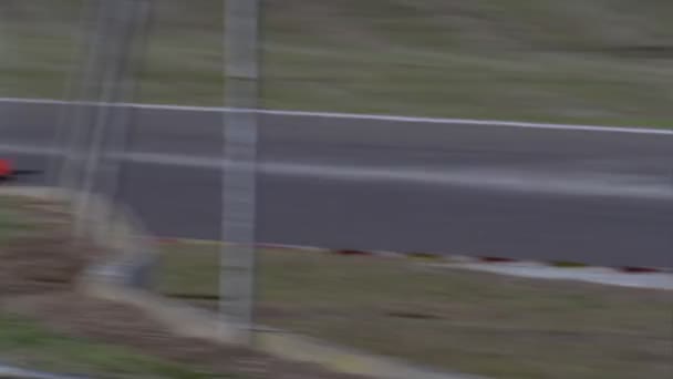 Rennwagen rasen um eine scharfe Kurve — Stockvideo