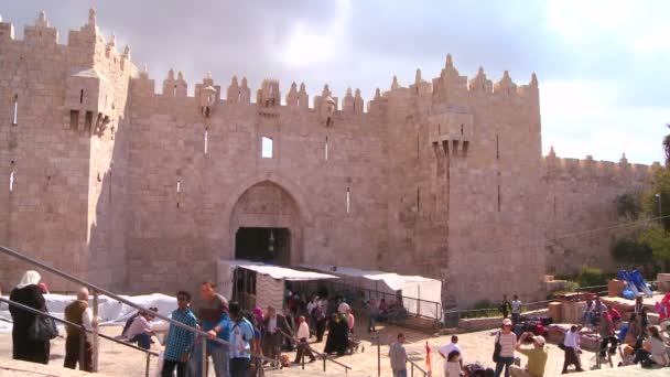 Mensen lopen uit de Damascus-poort — Stockvideo